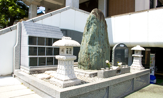 雨でも気軽にお参りが可能な納骨堂式墓地
